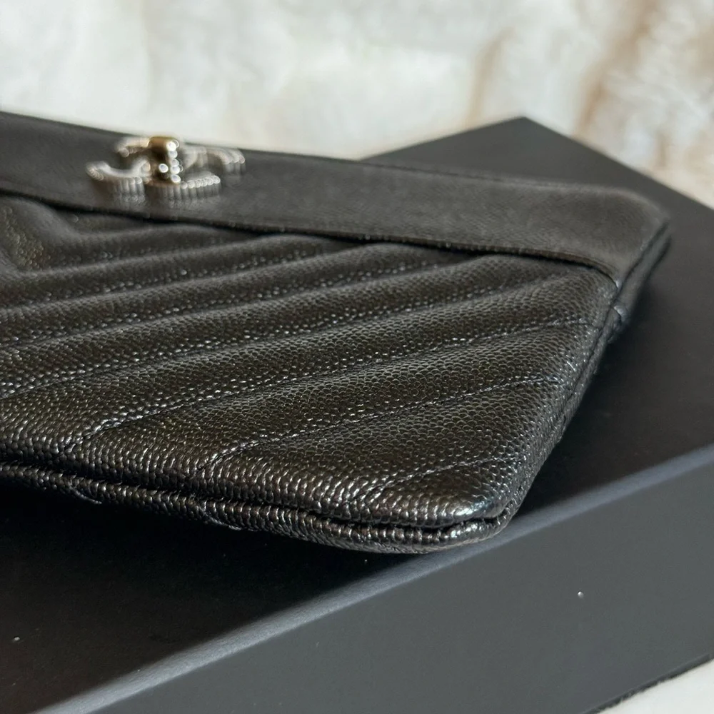 Chanel
Mademoiselle Vintage O Case Pouch Chevron Metallic Caviar - Picture 7 of 14